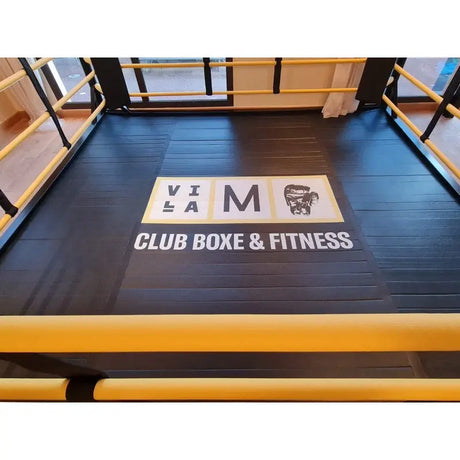 SportCom Flexi-Roll Mattenfläche für Boxringe: Draufsicht auf die Ringfläche mit Club-Logo