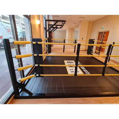 SportCom Flexi-Roll Mattenfläche für Boxringe im Ring vor großer Fensterfront