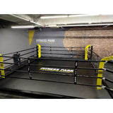 SportCom Flexi-Roll Mattenfläche für Boxringe in einem Ring mit gelben Eckpolstern im Fitnessstudio