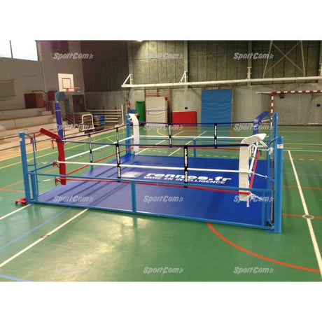 SportCom Flexi-Roll Mattenfläche für Boxringe in Blau im Podestring einer Sporthalle