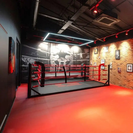 SportCom Flexi-Roll Mattenfläche für Boxringe im Ring mit roten Seilen, Studio mit roter Beleuchtung
