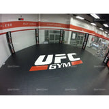 SportCom Flexi-Roll Mattenfläche für MMA-Käfige, als große Trainingsfläche mit rotem UFC-GYM-Logo