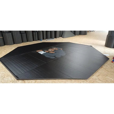 SportCom Flexi-Roll Ringermatte von Dollamur, achteckige Matte mit Druckmotiv, verlegt auf Hallenboden