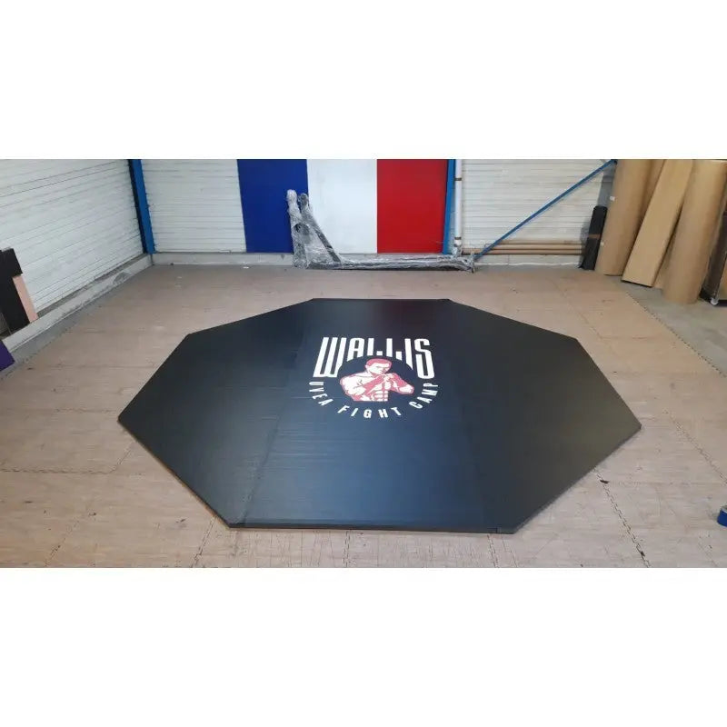 SportCom Flexi-Roll Ringermatte von Dollamur, achteckige schwarze Matte mit Logo in einer Werkhalle