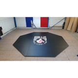 SportCom Flexi-Roll Ringermatte von Dollamur, achteckige schwarze Matte mit Logo in einer Werkhalle