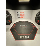 SportCom Flexi-Roll Ringermatte von Dollamur, Achteck-Druck vor einer Wand mit Schriftzug, Hochformat