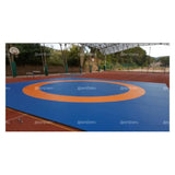 SportCom Flexi-Roll Ringermatte von Dollamur, blaue Matte mit orangem Kreis auf einem Außenplatz