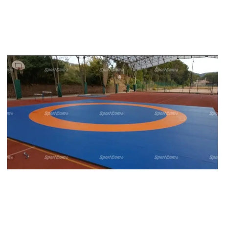 SportCom Flexi-Roll Ringermatte von Dollamur, blaue Matte mit orangem Kreis auf einem Außenplatz