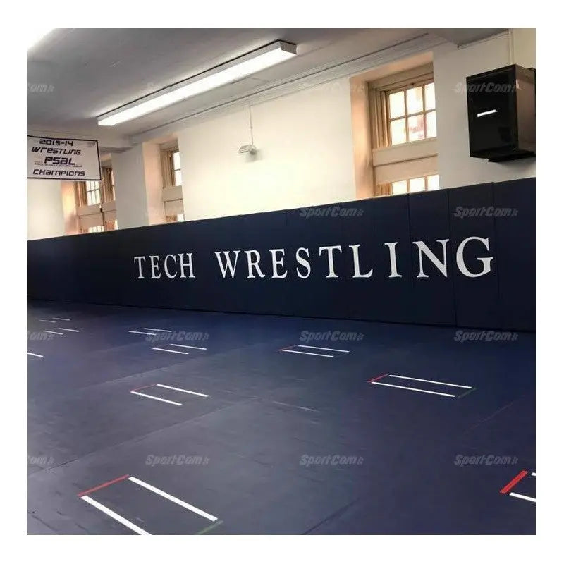 SportCom Flexi-Roll Ringermatte von Dollamur, dunkelblaue Fläche mit Wandschriftzug in einer Halle