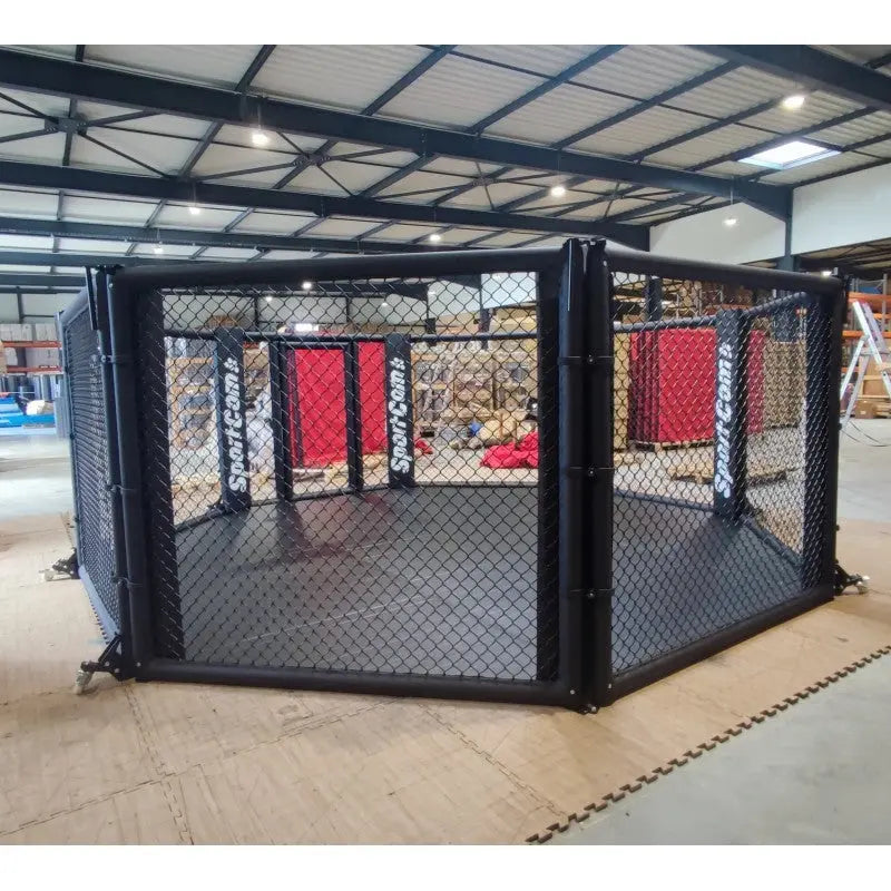 SportCom Flexi-Roll Ringermatte von Dollamur, achteckiger Käfig mit verlegter Matte in einer Halle