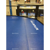 SportCom Flexi-Roll Ringermatte von Dollamur, blaue Mattenfläche im Käfig, Nahansicht mit Aufdruck