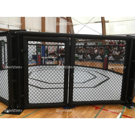 SportCom Flexi-Roll Ringermatte von Dollamur, im Käfig einer Halle mit Zuschauerbereich