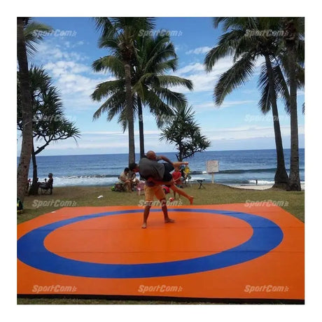 SportCom Flexi-Roll Ringermatte von Dollamur, orange-blaue Ringermatte im Freien unter Palmen