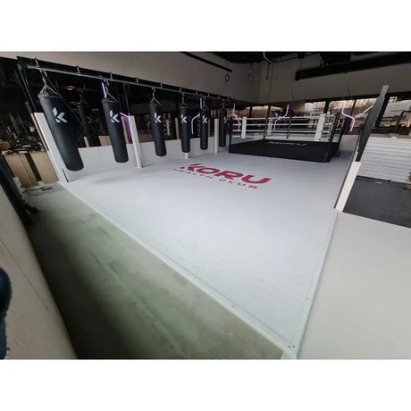 SportCom Flexi-Roll Ringermatte von Dollamur, weiße Fläche mit Boxring, seitliche Perspektive