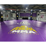 SportCom Flexi-Roll Ringermatte von Dollamur, violette Mattenfläche mit Logo im Ring eines Kampfsportstudios
