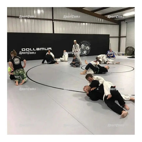 SportCom Flexi-Roll Ringermatte von Dollamur, graue Fläche beim Bodentraining im Kampfanzug
