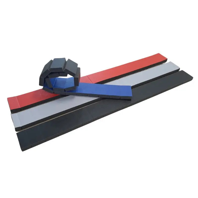 SportCom Flexi-Roll Schwebebalken in Rot, Grau und Schwarz mit blauem Balken, eine Rolle, Schrägansicht