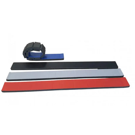 SportCom Flexi-Roll Schwebebalken, vier Balken ausgelegt in Schwarz, Grau, Rot und Blau, dahinter eine Rolle