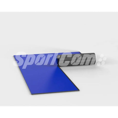 SportCom Flexi-Roll Studio-Matte – Teilweise ausgerollte blaue Matte mit Rolle auf hellem Grund