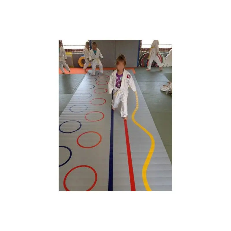 SportCom Flexi-Roll Unterrichtsmatte Judo & BJJ – ausgerollt mit farbigen Übungsmarkierungen in der Halle