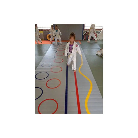 SportCom Flexi-Roll Unterrichtsmatte Judo & BJJ – ausgerollt mit farbigen Übungsmarkierungen in der Halle