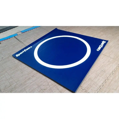 SportCom Flexi-Roll Wrestling Home Mat in Blau ausgelegt auf einem Hallenboden mit Logo am Rand