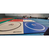 SportCom Flexi-Roll Wrestling Studio-Matte: mehrere Matten mit Kreisen in einer Sporthalle