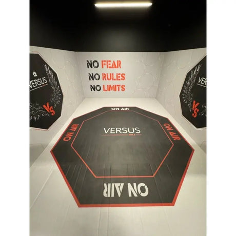 SportCom Flexi-Wall Wandschutz von Dollamur in Hellgrau mit Wandschrift und Achteck, Blick von oben