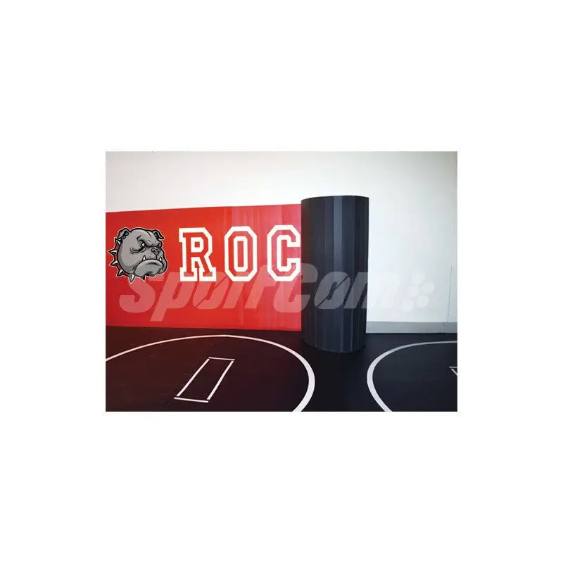 SportCom Flexi-Wall Wandschutz von Dollamur in Rot mit Aufdruck über schwarzem Ringerboden