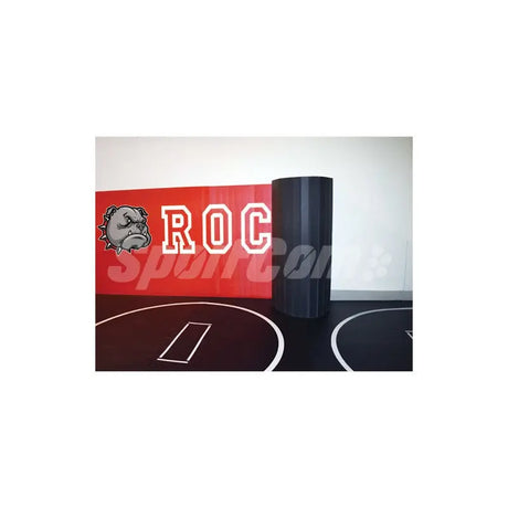 SportCom Flexi-Wall Wandschutz von Dollamur in Rot mit Aufdruck über schwarzem Ringerboden