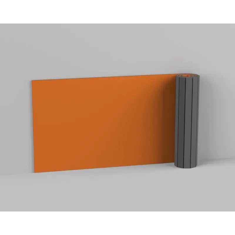 SportCom Flexi-Wall Wandschutz von Dollamur in Orange, Wandpolster teilweise aufgerollt vor grauer Wand