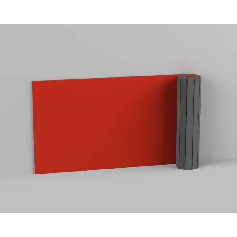 SportCom Flexi-Wall Wandschutz von Dollamur in Rot, Wandpolster teilweise aufgerollt vor grauer Wand