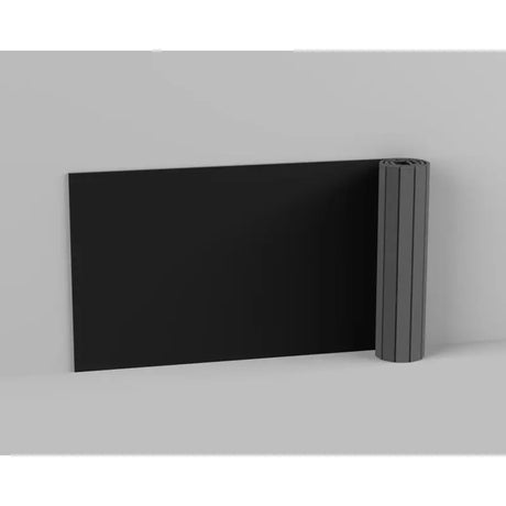 SportCom Flexi-Wall Wandschutz von Dollamur in Schwarz, Wandpolster teilweise aufgerollt vor grauer Wand