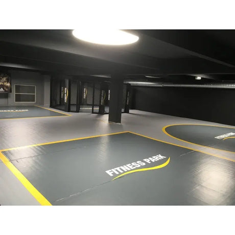 SportCom Flexi-Wall Wandschutz von Dollamur in Grau mit gelben Bodenlinien, Weitwinkelblick