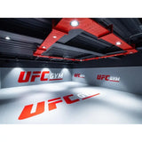 SportCom Flexi-Wall Wandschutz von Dollamur in Hellgrau mit roten Logos an der Wand
