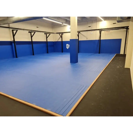 SportCom Flexi-Wall Wandschutz von Dollamur in Blau um eine Säule in einem Trainingsraum