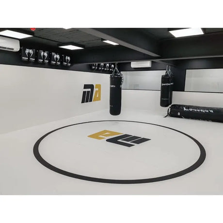 SportCom Flexi-Wall Wandschutz von Dollamur in Weiß in einem hellen Studio mit Boxsäcken