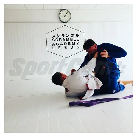 SportCom Flexi-Wall Wandschutz von Dollamur in Weiß hinter zwei Sportlern beim Bodentraining