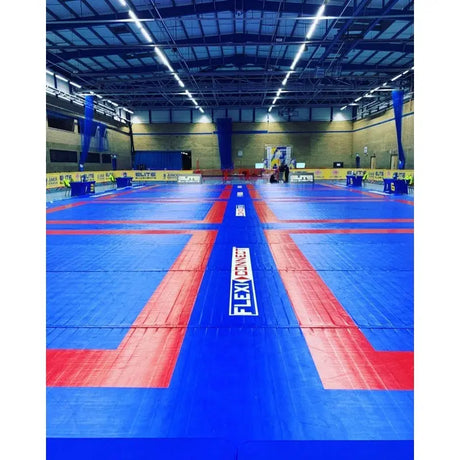 SportCom Flexi-Wall Wandschutz von Dollamur in Blau an den Wänden einer großen Wettkampfhalle