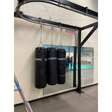 SportCom Förderschiene mit Rahmen für Sandsäcke, Detail mit drei Sandsäcken und Spiegelwand