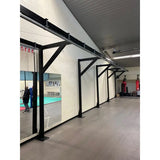 SportCom Förderschiene mit Rahmen für Sandsäcke, an einer Wand mit Spiegel, Rahmen ohne Säcke
