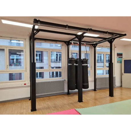 SportCom Förderschiene mit Rahmen für Sandsäcke, in einem Raum mit Parkett und Fensterfront