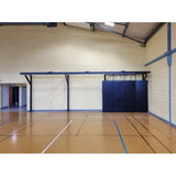 SportCom Förderschiene mit Rahmen für Sandsäcke, in einer Sporthalle an der Wand montiert, ohne Säcke