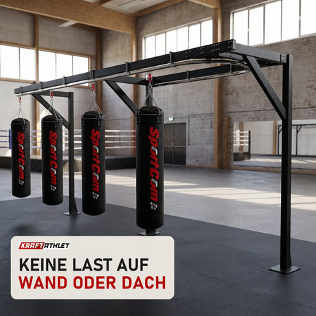 SportCom Förderschiene mit Rahmen für Sandsäcke in einer hellen Kampfsporthalle