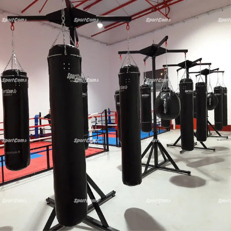 SportCom Freistehende 4-Sack-Station in einer Boxhalle neben weiteren Stationen und Boxring