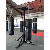 SportCom Freistehende 4-Sack-Station mit Boxsäcken in einer Trainingshalle, Schrägansicht