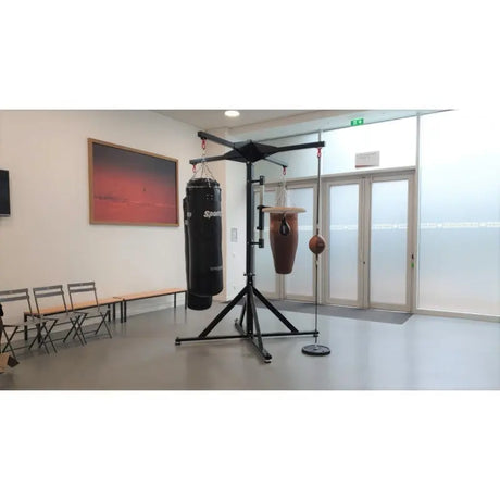 SportCom Freistehende 4-Sack-Station mit Speedball-Plattform, Gesamtansicht im hellen Trainingsraum