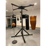 SportCom Freistehende 4-Sack-Station mit Speedball-Plattform, Schrägansicht im Studio mit Speedball