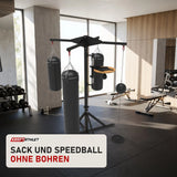 SportCom Freistehende 4-Sack-Station mit Speedball-Plattform in einem hellen Home-Gym