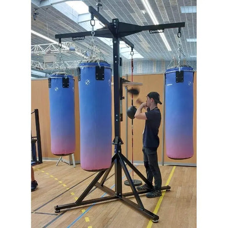 SportCom Freistehende 4-Sack-Station mit Speedball-Plattform, Training am Speedball in einer Sporthalle